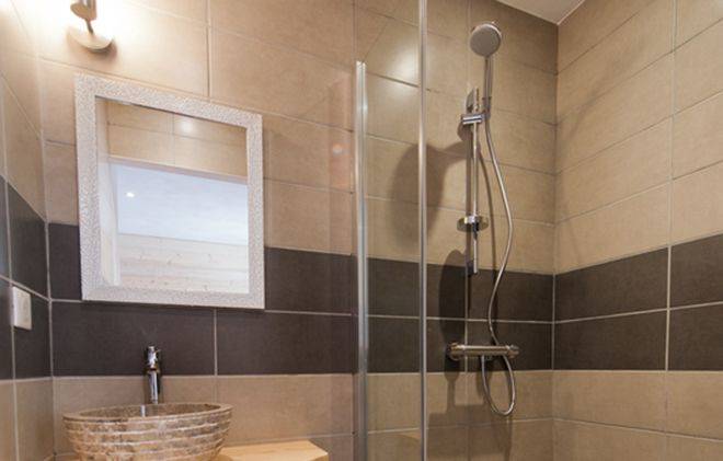 Chalet de Marie - badkamer met wastafel en douche